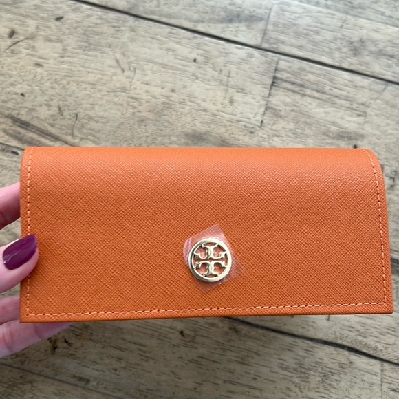 COPY - New Tory Burch Eyeglass Case with Fabric Pouch. - Picture 4 of 10